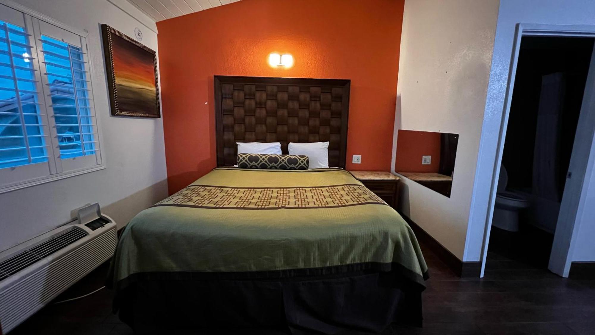 אורנג' New American Inn & Suites מראה חיצוני תמונה