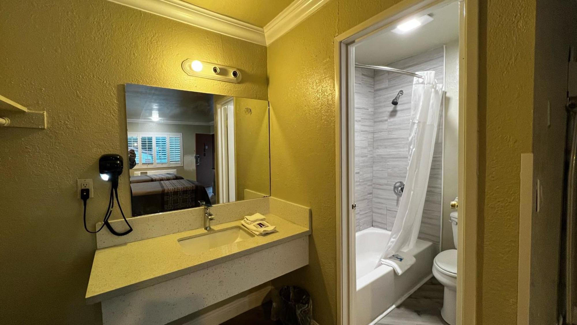 אורנג' New American Inn & Suites מראה חיצוני תמונה