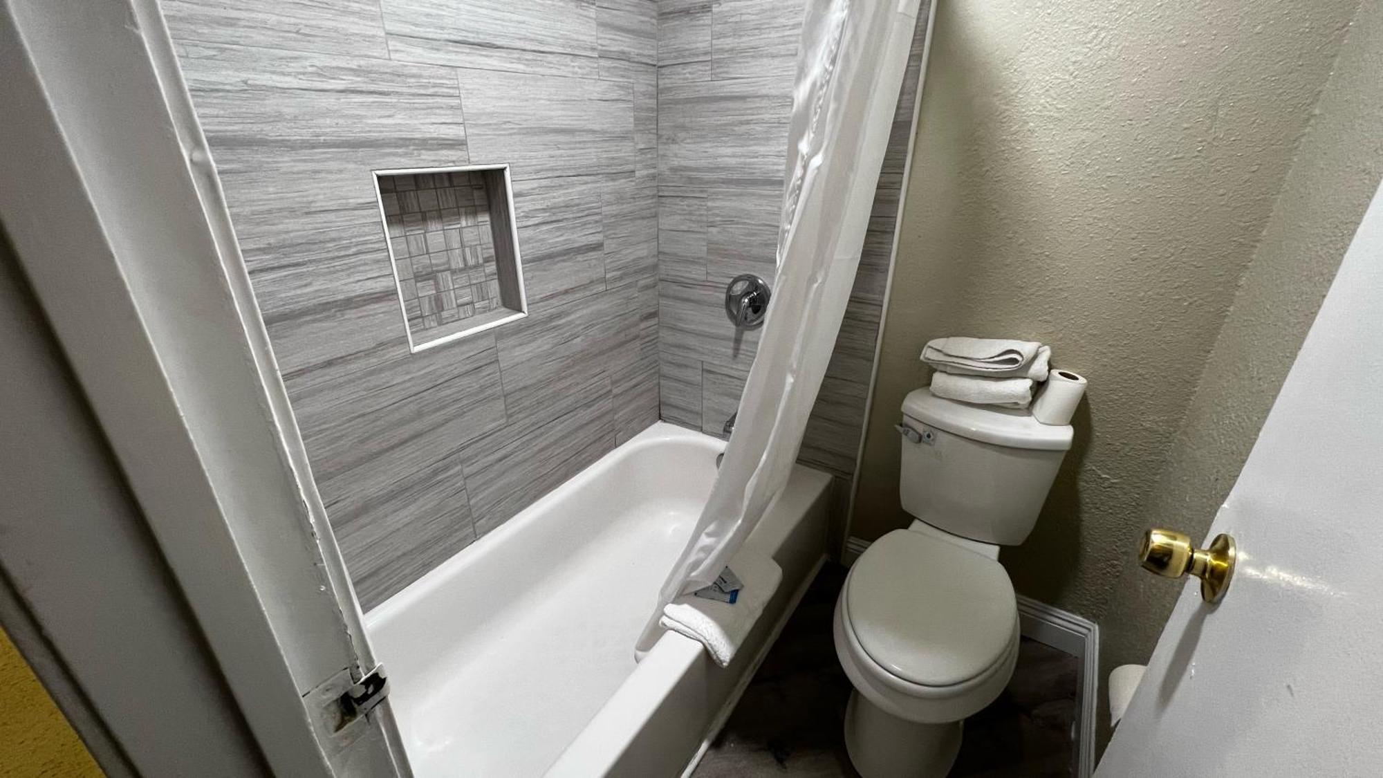 אורנג' New American Inn & Suites מראה חיצוני תמונה